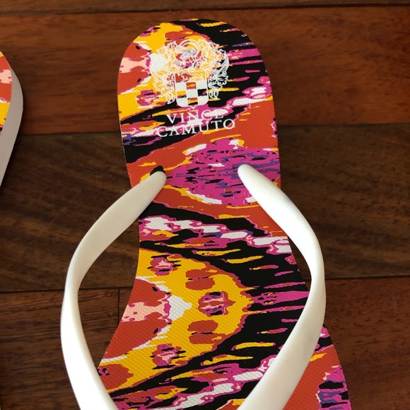 ๐ Vince Camuto Flip Flops - Picture 3 of 4